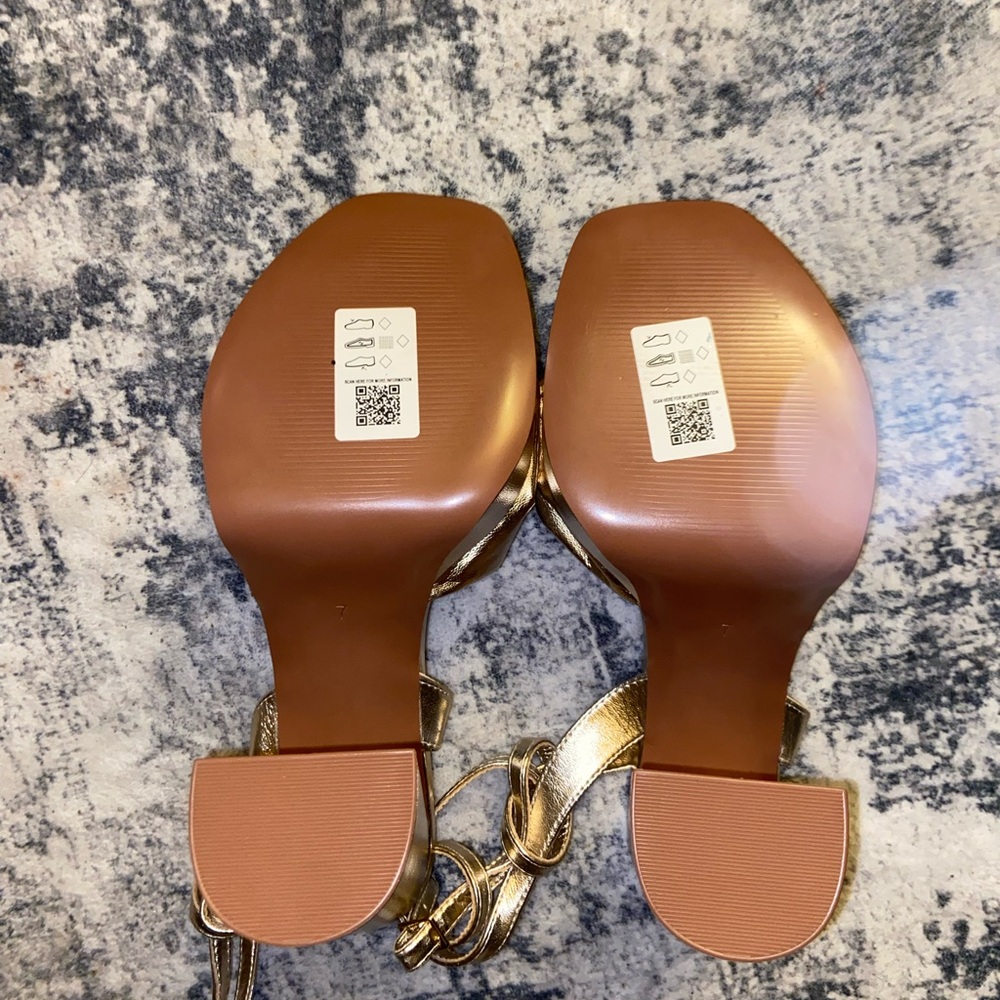 ASOS DESIGN Wide Fit Nikita knotted platform heeled sandals in gold- Size 9 - Picture 10 of 13